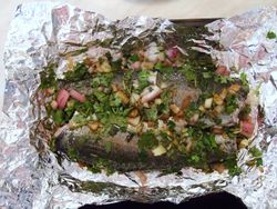 굽기 전에 준비된 세반 송어