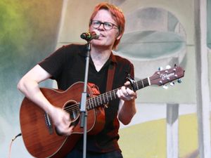 2012년 공연 중인 창립 멤버 보프 왈리