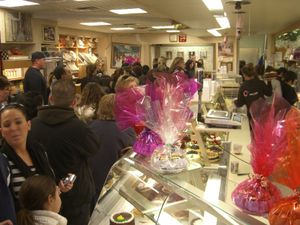 번잡한 휴일에 카를로스 베이크 샵 내부 모습