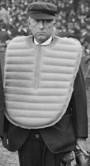 심판 톰 코놀리가 20세기의 대부분 동안 AL 홈 플레이트 심판이 착용한 바깥쪽 가슴 보호대를 착용하고 있다.