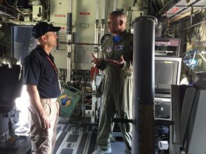 53기상정찰비행대대와 FEMA 직원이 공군 예비 WC-130J 슈퍼 허큘리스에 탑승하여 허리케인 헌터 항공기 작전에 대해 논의하고 있다.