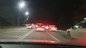 2022년 2월 25일 서쪽으로 이동하는 차량