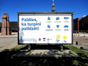 라트비아 사격대 광장}}의 간판. 우크라이나인 및 우크라이나 지원에 대한 라트비아의 감사의 뜻이 표시되어 있다