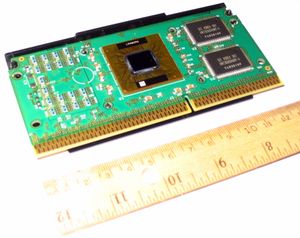 펜티엄 III (카트마이) (SECC2): CPU는 중앙에 위치, 오른쪽의 두 칩은 캐시