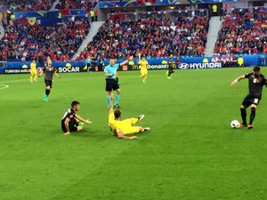 유로 2016에서 알바니아를 위해 뛰고 있는 사디쿠(공을 가진 선수)