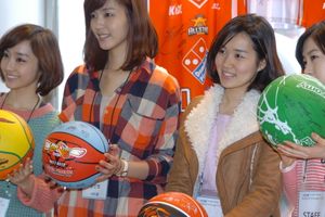 2012년 KBS N 아나운서 바자회에 참석한 정인영(왼쪽에서 두번째).