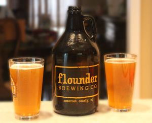 미국 뉴저지의 나노 브루어리인 Flounder Brewing의 맥주 그라울러