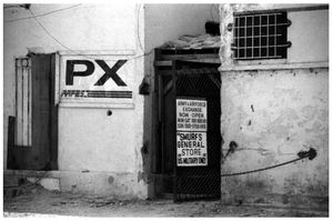 1994년 1월 소말리아 모가디슈 구 국제공항에 위치한 AAFES 운영 군매점 (현재 폐쇄)