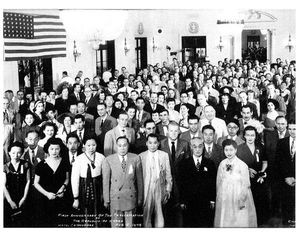 1949년 8월 15일, 뉴욕 월도프 아스토리아 호텔에서 성대하게 거행된 대한민국 건국 첫 돌 기념 행사. 앞줄 왼쪽에서 세 번째부터 이매리, 이원순 부부, 한 사람 건너 남궁염 초대 뉴욕 총영사와 근우회 총무였던 부인 우복자 여사.