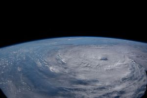 km}}에서 국제 우주 정거장이 촬영한 태풍 카눈.