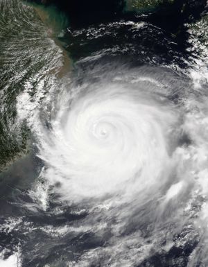 오키나와 근해에 정체 중인 제6호 태풍