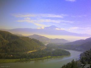 세라유강 계곡의 풍경, 배경에 슬라멧산이 있음