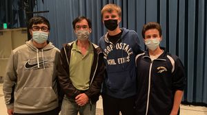 타오(왼쪽에서 두 번째)는 2021년 UCLA 학부생들과 함께