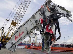 인양된 동체 부분의 잔해