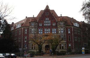 뮌스터의 휘퍼슈티프퉁(Hüfferstiftung)은 뮌스터 응용과학대학교의 행정부, 중앙 행정실 및 사회학부를 수용하고 있습니다.