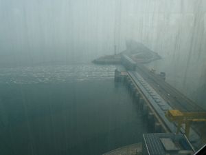 썰물 때 배수 중인 발전소 모습.