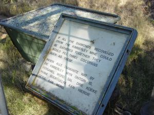 빅 홀 옆 표지판: "킴벌리 광산에서 채굴된 모든 다이아몬드를 모으면 이와 같은 세 개의 코코팬을 채울 수 있다."