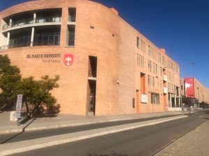 건설 중인 솔 플라체 대학교 중앙 캠퍼스의 일부.