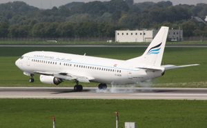 알 나세르 항공 보잉 737-400이 뒤셀도르프 공항, 독일에 착륙하는 모습.