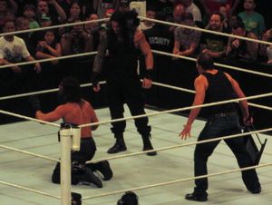 더 실드에서 분리된 후 롤린스(왼쪽)가 전 팀원들과 대치하고 있다.