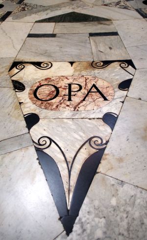 피렌체 대성당 바닥에 있는 두오모 오페라 로고