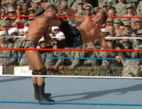 크리스 제리코(Chris Jericho)가 2007년 트리뷰트 투 더 트루프스에서 랜디 오턴(Randy Orton)에게 엔즈이기리를 시전하고 있다.