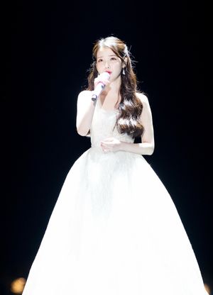 아이유가 2017 멜론 뮤직 어워드에서 이 곡을 공연하고 있다.