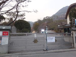 온라인 개학에 앞서 개학 일정을 연기하면서 폐쇄된 학교의 모습.