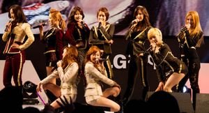 2012년 LG 시네마 3D 월드 페스티벌에서 공연하는 소녀시대