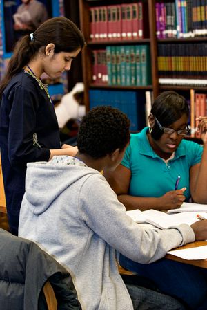 2012년 5월 일리노이주 시카고 설리번 고등학교에서 컬럼비아 칼리지 시카고(Columbia College Chicago) 방과 후 프로그램에 참여하는 학생들.