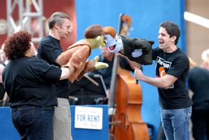 애비뉴 Q 출연진이 2006년 9월 "브로드웨이 온 브로드웨이"에서 니키(왼쪽)와 로드와 듀엣 공연을 하고 있다