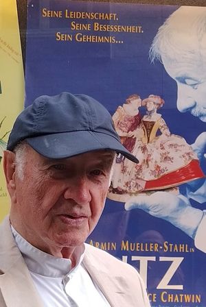 2022년 함부르크에서 영화 《우츠》(1992) 포스터 앞의 아르민 뮐러슈탈