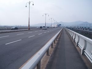 구포대교 모습. 중간에는 중앙분리대가 있고 양 옆으로 보도가 있다