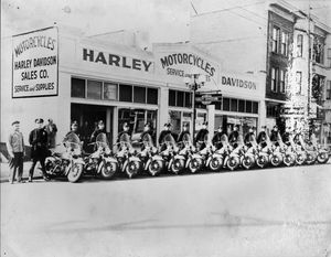 1940년 시애틀 경찰청(Seattle Police Department)의 오토바이 부대가 할리데이비슨(Harley-Davidson) 대리점 앞에 정차해 있는 모습