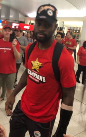 2019년 3월, 와일드캐츠에서 챔피언십 우승 후 왼팔에 깁스를 한 화이트