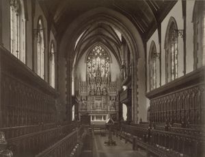 화려한 성 베드로와 성 바울 예배당(1888)의 장식은 학교의 고교회, 앵글로-가톨릭 정신을 반영했다.