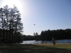 따뜻한 봄날 채플 잔디밭에서 학생들이 원반을 던지고 있다.