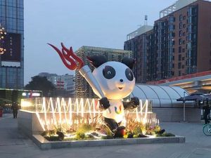 역 앞에서 마스코트 캐릭터 '룽바오'