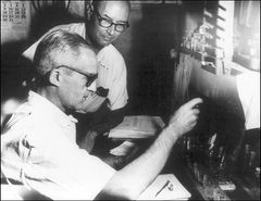 루이스 르루아르와 카를로스 에우제니오 카르디니. 1960년 캄포마르 재단 연구소(후에 르루아르 연구소로 개명)에서 함께 연구하는 모습