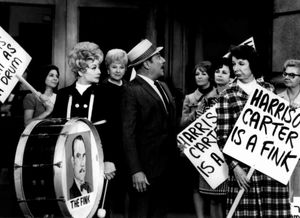 메리 윅스(오른쪽)가 루실 볼과 게일 고든과 함께 출연한 Here's Lucy 에피소드 "Lucy Goes on Strike"(1969)