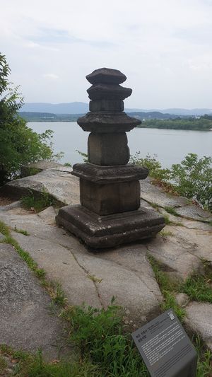 여주 신륵사 삼층석탑