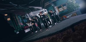 Stray Kids가 거꾸로 된 마을에서 춤을 추는 뮤직 비디오의 한 장면