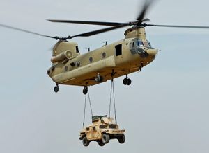 미국 육군(US Army)의 CH-47 치누크(CH-47 Chinook)가 슬링 로드로 험비(Humvee)를 운반하고 있다.