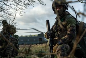 훈련 Wessex Storm 중 솔즈베리 평원 훈련장에 있는 프랑스 공수 부대원들.