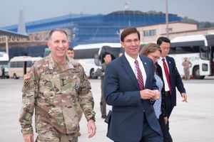 에이브럼스 (왼쪽)과 마크 에스퍼 미국 국방장관 (2019년)