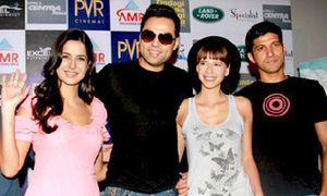 찬디가르에서 기자 회견에 응하는 카트리나 카이프, 아바이 데올, 칼키 코엘린, 파르한 악타르