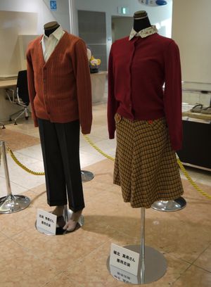 촬영에 사용된 의상 (토요타 오토 살롱 아뮬럭스 도쿄에서 2011년 12월 13일부터 2012년 1월 15일까지 전시)