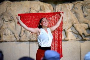 영국 박물관 17호실, 네레이드 기념비 앞에서의 연극 공연