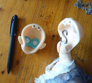 안구 부착용 점토를 사용하여 안구를 부착한 모습.