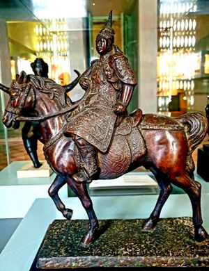 황제 꽝쭝의 청동상